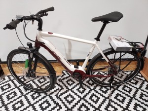 BERGAMONT E-HORIZON EDITION LTD GENT. LIMITED EDITION E-TREKKING TOURER WITH AN EXCLUSIVE TWO-TONE PAINT SCHEME WHITE DARK-RED. A MODERN CLASSIC WITH SILENT BOSCH DRIVE UNIT AND FULLY INTEGRATED 625 WH POWERTUBE BATTERY. 28, ULTRA LITE AL-6061 TUBING, PO