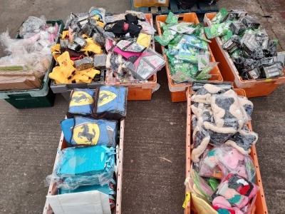 3000 + BRAND NEW MIXED LOT CONTAINING KNITTING LOOM POM POM MAKERS - KIDS FUNKY ANIMAL STORAGE BAGS IN CHICK DESIGN - GIFT BAGS IN VARIOUS STYLES AND COLOURS - INSULATED HOT DRINKS/ FOOD CARRIER BAGS IN WHITE GREY AND GREEN - EYELASH CURLERS - CAKE DECRA