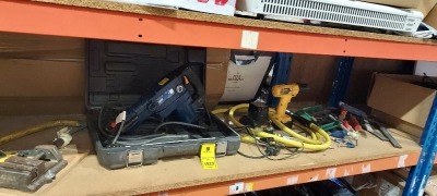 1 X MIXED TOOL LOT CONTAINING 1X POWERCRAFT HEAVY DUTY HAMMERJACK, 1 X DEWALT CORDLESS DRILL WITH BATTERY AND CHARGER, VARIOUS G CLAMPS, 1 X ELECTRIC AIR HEATER ETC ON A FULL SHELF