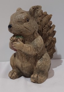 52 X BRAND NEW PREMIER SQUIRREL ORNAMENT IN SIZE 17.5 CM X 27CM X 26 CM IN 13 BOXES ( LOAD 3 PALLET 7 )