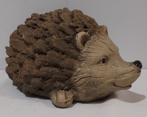 60 X BRAND NEW PREMIER HEDGEHOG ORNAMENT IN SIZE 31CM X 21 CM X 19CM IN 10 BOXES