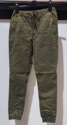 25 X BRAND NEW MENS ARMY GREEN CUFF TROUSERS - 9 IN SIZE 30R - 6 IN 32R - 5 IN 28R- 3 IN 34R - 2 IN 36R IN TWO BOXES