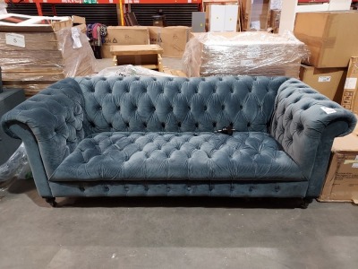 1 X 3 SEATER BLUE VELVET BUTTONED STYLE SOFA - ON WHEELS ( L 220 X D 100 X H 80 CM ) ( PLEASE NOTE THIS IS CUSTOMER RETURN - SLIGHT STAINS )