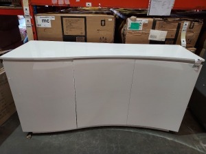 1 X VIDA LIVING GLOSS WHITE CURVED FRONT 3 DOOR SIDEBOARD - WITH FRONT LED STRIP - (150 X 50 X 81 CM ) DAMAGE TO LEFT SIDE (PLEASE NOTE THIS IS CUSTOMER RETURN )