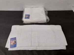 30 X BRAND NEW MUSBURY SUPERSOFT BATH TOWELS - ALL IN WHITE - IN 1 BOXES ( 70 X 127 CM )