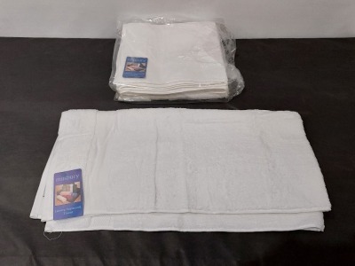 30 X BRAND NEW MUSBURY SUPERSOFT BATH TOWELS - ALL IN WHITE - IN 1 BOXES ( 70 X 127 CM )