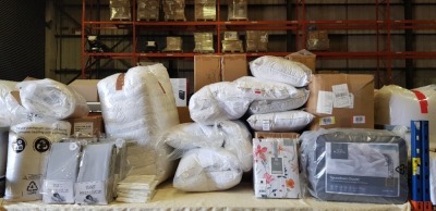 30 PIECE MIXED BRAND NEW BEDDING LOT TO INCLUDE 5X THE FINE BEDDING COMPANY SPUNDOWN DUVETS - DREAMS AND DRAPES DUVET COVER SETS - VARIOUS PILLOWS - MUSBURY BEDSHEETS - DUVETS ETC