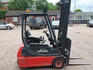 LINDE E16C-02 ELECTRIC COUNTERBALANCE FORK LIFT TRUCK (S/N H2X335S00971) , YOM: 2005, RATED CAPACITY: 1600KG WITH ELECTRIC CHARGER