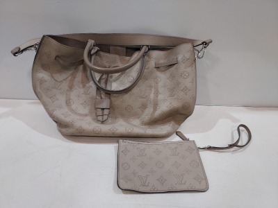 1 X BEIGE COLOURED LEATHER LIKE TOTE / HAND BAG WITH HAND PURSE ( BOTH LOUIS VUITTON BRANDED - NUMBER UNDER TAB : DU1137 )