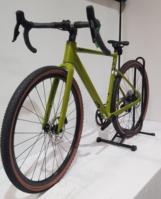 SCOTT SPEEDSTER GRAVEL 10 FRAME SIZE 52CM (WITHOUT PEDALS - STANDARD) MODEL 290514 CONDITION OF USE ALL-DAY RIDES FRAME: SPEEDSTER GRAVEL DISC / D.BUTTED 6061 ALLOY, SCOTT GRAVEL GEOMETRY / REPLACEABLE DERAILLEUR HANGER, INTERNAL CABLE ROUTING, SYNCROS F