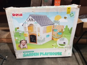 1 X DOLU TOY FACTORY GARDEN PLAYHOUSE - INDOOR / OUTDOOR - INCLUDING A POSTBOX , ELECTRONIC BELL SOUND , PET GATE , SLIDING SHUTTERS