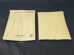 600 X BUBBLE - LINED POSTAL BAGS IN 8 BOXES - SIZE INT. 270 X 360MM IN 12 BOXES- SELF SEAL