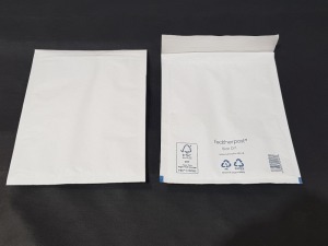 1000 X BRAND NEW BUBBLE LINED WHITE BAGS IN SIZE D/1 - SELF SEAL IN 10 BOXES