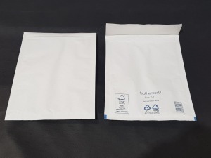 1000 X BRAND NEW BUBBLE LINED WHITE BAGS IN SIZE D/1 - SELF SEAL IN 10 BOXES