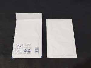 3200 X BRAND NEW BUBBLE LINED WHITE BAGS IN SIZE B/00 - SELF SEAL IN 16 BOXES