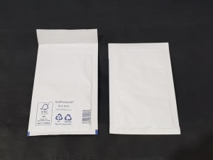 3200 X BRAND NEW BUBBLE LINED WHITE BAGS IN SIZE B/00 - SELF SEAL IN 16 BOXES