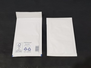 3200 X BRAND NEW BUBBLE LINED WHITE BAGS IN SIZE B/00 - SELF SEAL IN 16 BOXES