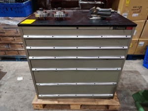 1 X POLSTORE 6 DRAWER HEAVY DUTY STEEL CABINET TO INCLUDE VARIOUS MACHINE TOOLING TO INCLUDE ER25 COLLET SETS / POLYURETHANE MODELLING BOARD / VARIOUS LATHE CHUCKS / LATHE HEADER / ISO50 TAPPER FACE MILL BIT / VARIOUS LENGTH COBALT SLOT DRILL MACHINE / 