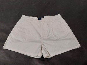 36 X BRAND NEW WOMENS WHITE CHINO SHORTS IN SIZE 32R