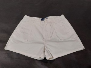 36 X BRAND NEW WOMENS WHITE CHINO SHORTS IN SIZE 30R