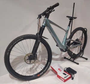 SCOTT LUMEN ERIDE 900 BIKE MODEL : 290601 . FRAME SIZE: L AN E-MTB WITH THE WEIGHT OF AN MTB, ONLY 16.3KG! TAKE THE BEST CROSS-COUNTRY/TRAIL PLATFORM TO DATE, THE SPARK 900, TOP IT OFF WITH 130MM OF TRAVEL, ADD A COMPLETELY SILENT AND POWERFUL ELECTRIC A