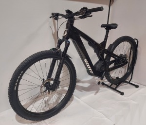 SCOTT STRIKE ERIDE 900 EVO BIKE MODEL : 290547 . FRAME SIZE: L BASED ON THE PATRON ERIDE PLATFORM, THE STRIKE ERIDE 900 EVO OFFERS SCOTT’S LATEST TECHNOLOGIES TOGETHER WITH THE NEWEST BOSCH MOTOR. VERSATILE, RELIABLE, AND ACCESSIBLE, THE STRIKE PUTS THE 