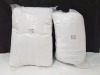 10 X MIXED BEDDING LOT CONTAINING 6 MICROFIBRE SINGLE BED DUVETS AT 10.5 TOG & 4 KINGSIZE MICROFIBRE DUVETS AT 10.5 TOG IN TWO BAGS