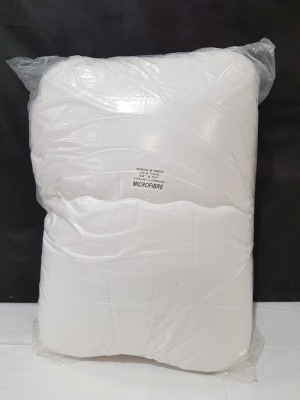 12 X BRAND NEW SINGLE MICROFIBRE BED DUVETS AT 10.5 TOG SIZE 135CM X 198 CM IN TWO BAGS