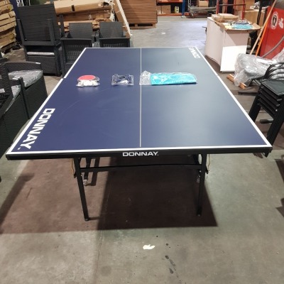 1 X PRE BUILT DONNAY INDOOR / OUTDOOR FOLDABLE TABLE TENNIS TABLE - INCLUDES NET / BATS / BALLS AND COVER L 274 X W 152.5 X H 76 CM ( PLEASE NOTE THIS IS CUSTOMER RETURN )