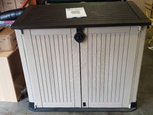 1 X KETER PREMIER MEDIUM OUTDOOR STORAGE BOX - LOCKABLE WITH PADLOCK ( NOT INCLUDED ) - W 130 CM X D 70 CM X H 115 CM - PRE BUILT - DAMAGE ON CORNERS - FEW SCRATCHES ON BODY - STILL FULLY FUNCTIONAL