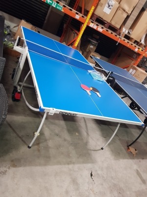 1 X DONNAY OUTDOOR FOLDABLE TENNIS TABLE - PRE BUILT - INCLUDES - BATS / COVER / BALLS UNFOLDED SIZE : L 274 X 152.5 X H 76 CM FOLDED SIZE : L190 CM W 103 CM X H 154 CM