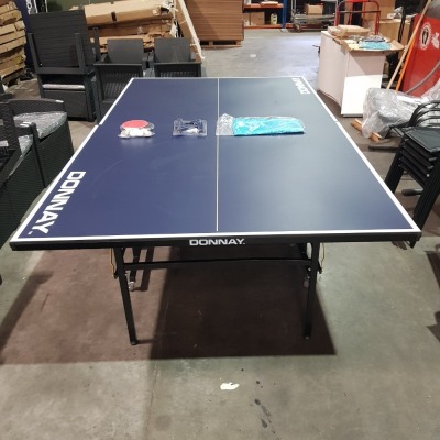 1 X PRE BUILT DONNAY INDOOR / OUTDOOR FOLDABLE TABLE TENNIS TABLE - INCLUDES NET / BATS / BALLS AND COVER L 274 X W 152.5 X H 76 CM ( PLEASE NOTE THIS IS CUSTOMER RETURN )