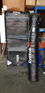 2 X MIXED BOXING BAGS TO INCLUDE 1 X REEBOK 6 FT BOXING BAG ( 30 CM WIDE ) - INCLUDES HANGING CHAINS 1 X EVERLAST 6 FT HEAVY BOXING BAG ( 65 CM WIDE ) - PLEASE NOTE THIS BAG WILL NEED FILLING )