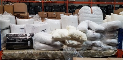 LARGE AMOUNT OF MIXED BEDDING LOT CONTAINING MUSBURY FABRICS QUILTED PILLOWCASE - 15 TOG SUPERKING DUVET - MUSBURY FABRICS NECK PILLOWS - LUXURY BOUNCE BACK DUVETS FOR SINGLE BED 135CM X 200CM ON A FULL BAY