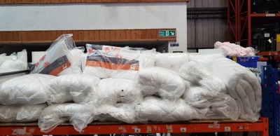 LARGE AMOUNT OF BRAND NEW BEDDING LOT CONTAINING THE FINE BEDDING SLEEPSOFT PILLOWS - DOUBLE BED 50/50 P/COTTON DUVET 13.5 TOG - 10.5 TOG CUT OFF TOPPER - LUXURY DIAMOND MATTRESS TOPPER 135CM X 190CM ETC ON A FULL BAY