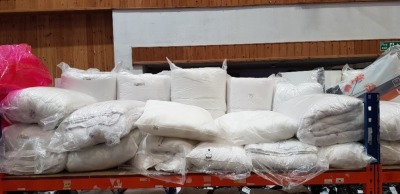 LARGE AMOUNT OF BRAND NEW MIXED BEDDING LOT CONTAINING 50/50 POLY/COTTON DOUBLE BED DUVET 198 X 198CM 10.5 TOG - LUXURY DIAMIND MATTRESS TOPPER 150CM X 200CM - LARGE CUSHIONS - ETC ON A FULL BAY