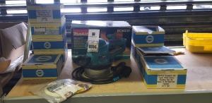 10 PIECE MIXED TOOL LOT CONTAINING 1 X MAKITA 150 MM ROUNDOM ORBIT SANDER 9 PACKS OF VARIOUS GRADE HERMES SANDING DISCS