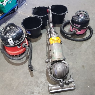 6 X MIXED LOT CONTAINING - 3 X VACUUM CLEANER- 1 NUMATIC - 1 HETTY - 1 DYSON - 3 X BRAND NEW 14 LITRE BUILDERS BUCKET