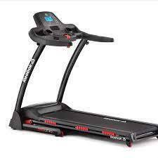 1 X BRAND NEW BOXED BLACK REEBOK GT40 S TREADMILL WITH 5 LCD DISPLAY - 36 PRE SET PROGRAMMES - 12 POWER INCLINE LEVELS ETC RRP £ 799.99 - IN 1 BOX ( SLIGHT STRAP DAMAGE ON BOX )