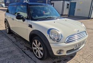 WHITE MINI COOPER CLUBMAN PETROL ESTATE 1598CC FIRST REGISTERED 18/12/2008 REG: BJ58 URV MILEAGE :95434 1 KEY NO V5 MOT UNTIL 3/1/25 AIR CON, ENGINE MANAGEMENT LIGHT IS ON