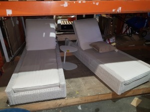 3 PIECE ETHIMO HIGH END ITALIAN OUTDOOR FURNITURE LOT TO INC - 2 X CUBE SUNLOUNGERS WITH ADJUSTABLE BACKRESTS & A CARRE TABLE LAMP RRP UNKOWN ( PLEASE NOTE THIS IS EX SHOWROOM DISPLAY )