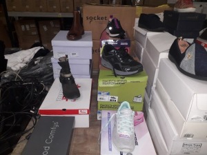 MIXED SHOE LOT CONTAINING 11 X PAIR OF SHOES/TRAINERS AND BOOTS I.E SKETCHERS, ANDERSONS OF DURHAM AND MOD COMFYS AND TWO BOXES OF LOOSE SLIPPERS