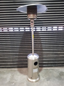 1 X LIFESTYLE APPLIANCE OUTDOOR 7FT GAS PATIO HEATER IN CHROME EFFECT S/N - 201501357070 ( PLEASE NOTE THIS IS EX SHOWROOM DISPLAY - SOME SCUFFS AND RUST ON BASE )