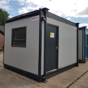 MODULAR PORTACABIN OFFICE DIMENSIONS - LENGTH 3.7M X WIDTH 3.17M X HEIGHT 2.76M S/N 729-98 2 WINDOWS & 1 DOOR INTERNAL CIRCUIT BOARD, ELECTRICS & FLUORESCENT TUBE LIGHT INSTALLED