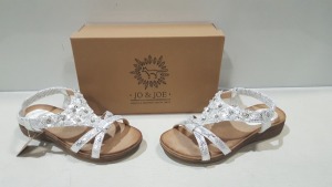 14 X BRAND NEW MIXED JO & JOE WOMEN'S SANDALS 11 NAPOLI IN SILVER IN SIZE'S 1 IN SIZE 3 , 1 IN SIZE 4 , 4 IN SIZE 5 , 4 IN SIZE 6 , 1 IN SIZE 7 , 2 IN OPHELIA WHITE IN SIZES 1 IN SIZE 3 , 1 IN SIZE 4 , 1 IN NAPOLI BLACK SIZE 3 IN ONE LARGE BOX