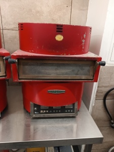 1 X RED TURBOCHEF SINGLE PHASE PIZZA OVEN MODEL 941 022 00 230V ****PLEASE NOTE ASSET IS LOCATED IN CROYDON AND MUST BE COLLECTED IN PERSON BY 30TH AUGUST TO AVOID STORAGE CHARGES ****