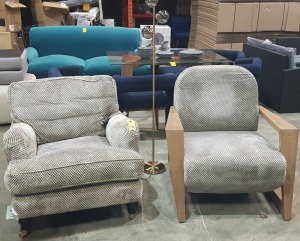 3 PIECE MIXED LOT CONTAINING 1 X HOCKNEY BUBBLE VELVET ARMCHAIR / 1 X HOCKNEY BUBBLE VELVET ARM CHAIR WITH WHEELS BROKEN WHEEL / 1 X BRAND NEW BRASS COLOURED STANDING LAMP ( NO LIGHTBULBS ) ( SOFA.COM RETURNS )