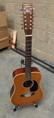 GUITAR BRANDED FENDER ON A DISPLAY STAND *** NOTE: ASSETS LOCATED IN CROYDON. WILL NEED COLLECTING IN PERSON BY 30TH AUGUST 2024 TO AVOID STORAGE CHARGES ***