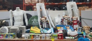 MISC LOT OF 40+ ITEMS IE. BIRMINGHAM 2022 PLUSH, MUGS & SCARVES, 30KG WEIGHTS, BACKPACKS, 5 X ELECTRIC DESK FANS, HORSE RACING PLUSH, MANEQUIN PARTS ETC.