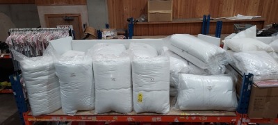 LARGE AMOUNT OF BRAND NEW MIXED BEDDING LOT CONTAINING DOUBLE BED DUVET 13.5 TOG 78 X 78 - COTTON DOUBLE BED DDUVET 10.5 TOG - SINGLE BED DUVET 13.5 TOG 100 % COTTON ETC ON A FULL BAY